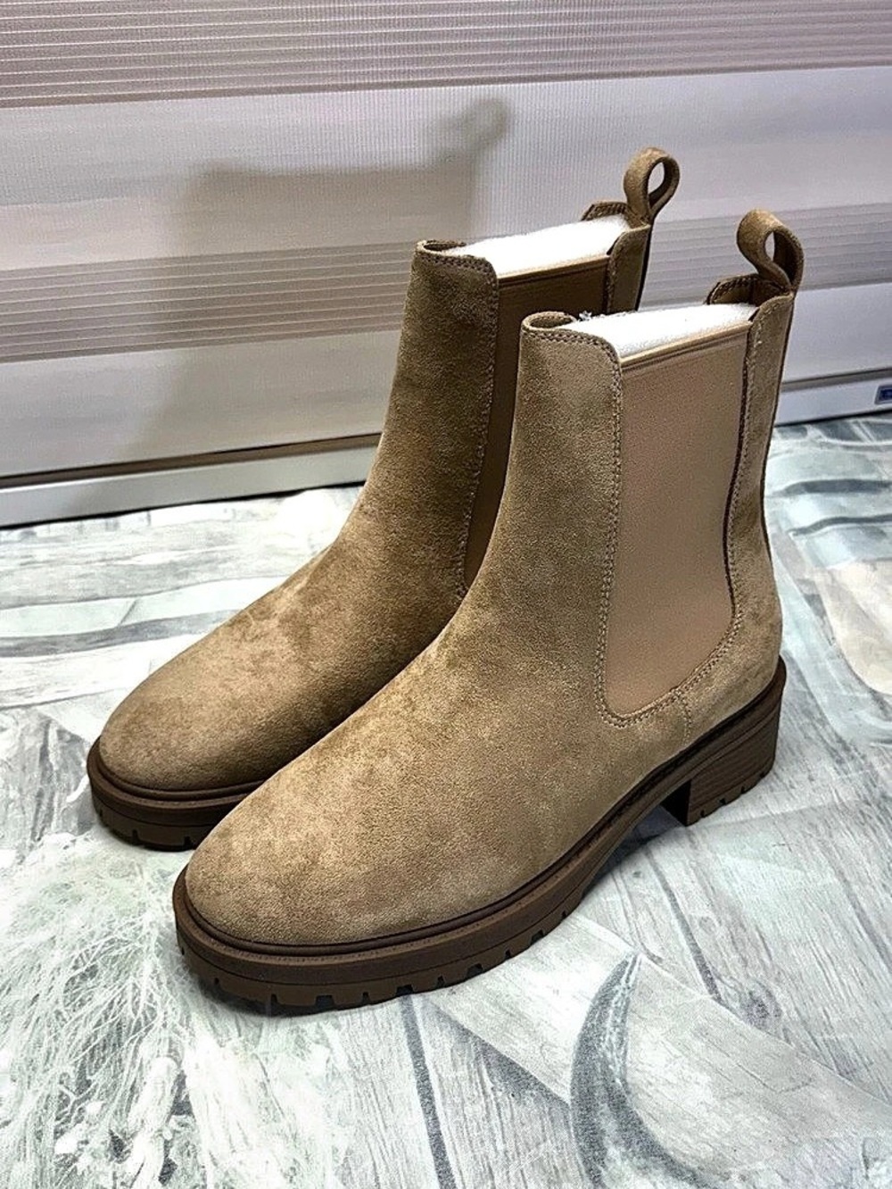 Women's Chelsea Boots Lug Sole Low Heel Pull On Ankle Boots Size 8.5M Light Tan